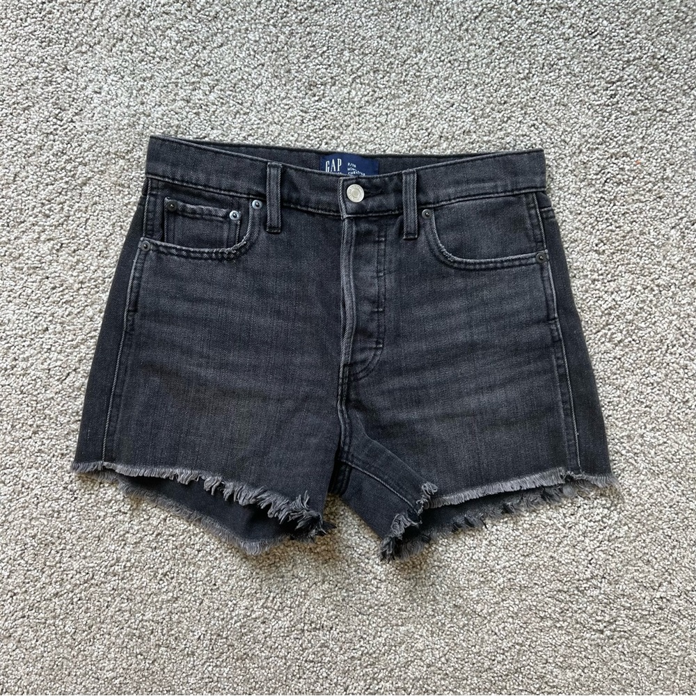 Gap black Jean shorts. High rise denim shorts w/ button fly. Frayed hem